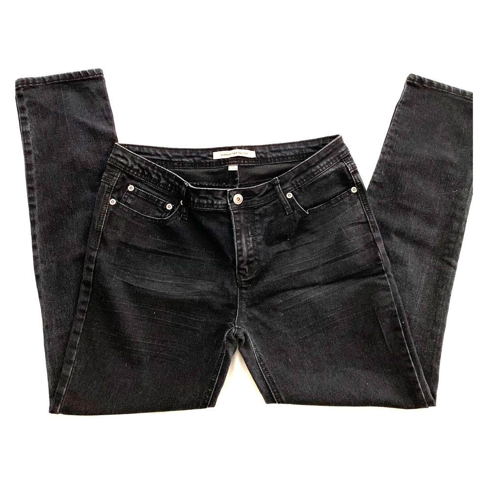 Forever 21 women’s black skinny jeans. SIZE 30.